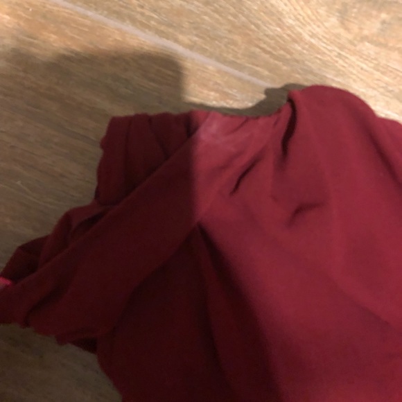 ❌ SOLD Wine off the shoulder top - Picture 4 of 4